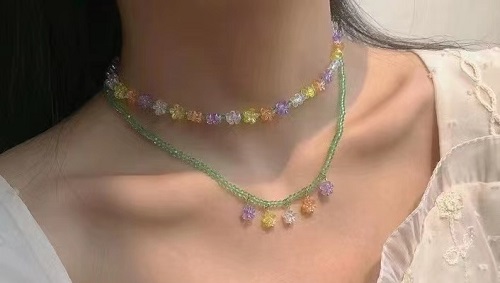 7月31日，在家做兼職的正規(guī)平臺(tái)，開(kāi)飾品加工廠，居家手工好副業(yè)，在手工之家,要多掙錢只能認(rèn)真和努力，圖為串珠米珠繡手工產(chǎn)品剪影