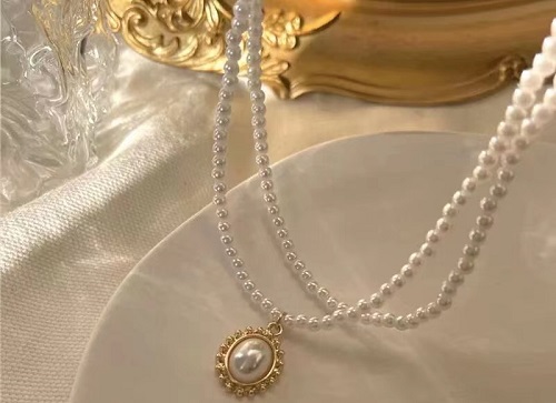 8月1日，外發(fā)手工領(lǐng)回家做，開飾品加工廠，在家做手工副業(yè)掙錢，在手工之家,靈活就業(yè)、創(chuàng)業(yè)都可以，圖為串珠米珠繡手工產(chǎn)品剪影