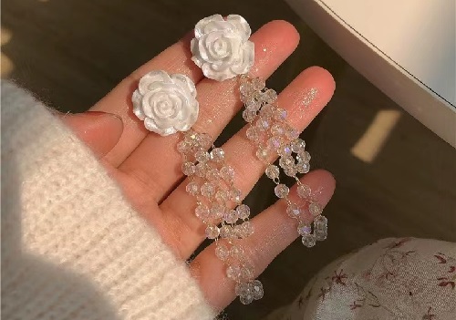8月3日，手工活兼職可帶回家，手工靈活就業(yè)的好副業(yè)，開飾品加工廠，在手工之家，用手工收入詮釋對家庭和手工的愛與責任，圖為串珠米珠繡手工產(chǎn)品剪影