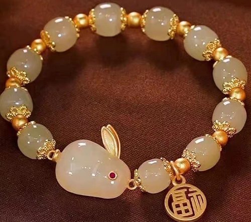 8月6日，手工兼職在家做是真的嗎？在家可以做的兼職工作，開(kāi)飾品加工廠(chǎng)，正規(guī)手工活外發(fā)加工網(wǎng)副業(yè)，在手工之家，銷(xiāo)售好，才能一直有活兒做，圖為串珠純手工手鏈產(chǎn)品剪影