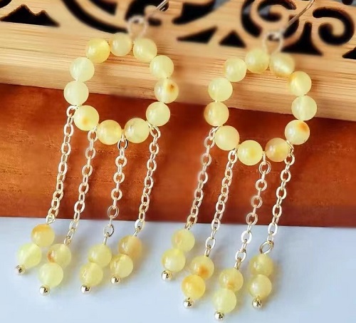 8月7日，手工兼職的正規(guī)網站，手工活外發(fā)加工正規(guī)廠家，開飾品加工廠，在家做的手工靈活就業(yè)，手工之家的創(chuàng)新對手工發(fā)展的重要性，圖為串珠米珠繡手工產品剪影