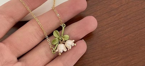 8月10日，手工活外發(fā)加工正規(guī)廠家直接發(fā)貨，手工靈活就業(yè)好選擇，開(kāi)飾品加工廠，在手工之家,什么人收入更好？圖為飾品類串珠手工產(chǎn)品剪影