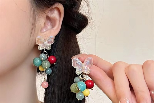 8月11日，在家怎么接手工活掙錢，在家做兼職的正規(guī)平臺(tái)，與家人一起掙錢的副業(yè)，開飾品加工廠，喜歡串珠手工，因?yàn)槭止ぶ以谶@些方面做的好，圖為串珠米珠繡手工產(chǎn)品剪影