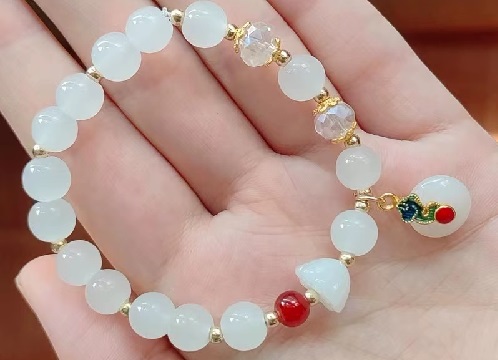 8月20日，兼職手工活可以帶回家做的，居家靈活就業(yè)好副業(yè)，開飾品加工廠，長(zhǎng)期穩(wěn)定,在手工之家就是實(shí)力，圖為飾品類串珠手工產(chǎn)品剪影