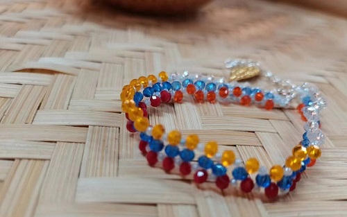 8月23日，外發(fā)加工接單平臺(tái)，靈活就業(yè)好手工項(xiàng)目，開飾品加工廠，越來越多人選擇手工之家的原因，圖為串珠米珠繡手工產(chǎn)品剪影