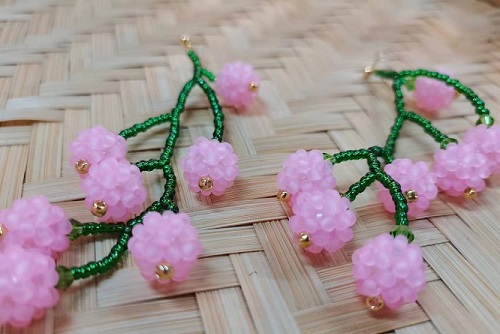 8月28日，手工活拿回家做在哪里找，居家就業(yè)好副業(yè)，在手工之家，靈活就業(yè)指什么合作，圖為串珠米珠繡手工產(chǎn)品剪影