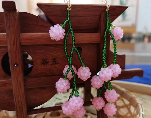 8月28日，手工活拿回家做在哪里找，居家就業(yè)好副業(yè)，在手工之家，靈活就業(yè)指什么合作，圖為串珠米珠繡手工產(chǎn)品剪影