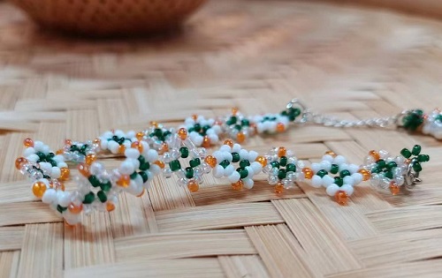 8月29日，手工活接單正規(guī)平臺(tái)，可靠的串珠手工，開飾品加工廠，在手工之家，應(yīng)該如何手工創(chuàng)業(yè)，圖為串珠米珠繡手工產(chǎn)品剪影