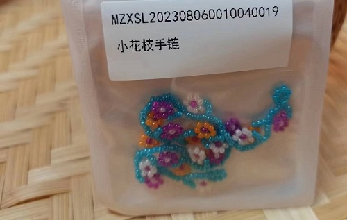 9月4日，手工活兼職招聘信息，正規(guī)可靠的手工項目，開飾品加工廠，手工之家的良好發(fā)展在于不斷創(chuàng)新，圖為串珠米珠繡手工產(chǎn)品剪影
