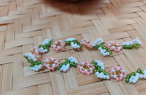 9月11日，手工活外發(fā)加工可靠嗎？靈活就業(yè)好手工，開(kāi)飾品加工廠，手工之家的產(chǎn)品優(yōu)勢(shì)，圖為飾品類(lèi)串珠純手工產(chǎn)品剪影