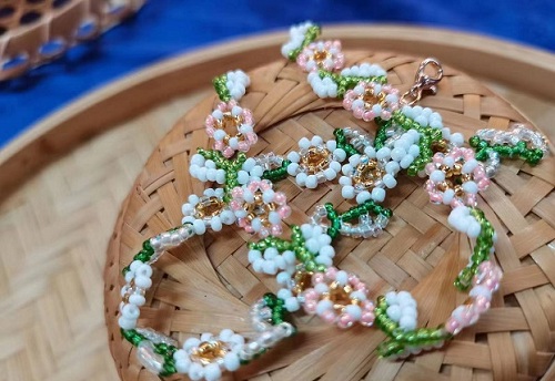 9月11日，手工活外發(fā)加工可靠嗎？靈活就業(yè)好手工，開(kāi)飾品加工廠，手工之家的產(chǎn)品優(yōu)勢(shì)，圖為飾品類(lèi)串珠純手工產(chǎn)品剪影