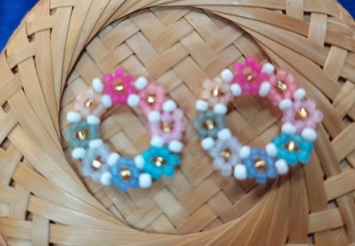 9月14日，外發(fā)加工接單平臺，靈活就業(yè)手工飾品廠項(xiàng)目，開飾品加工廠，在手工之家，從加工到銷售都讓人放心，圖為飾品類串珠純手工產(chǎn)品剪影