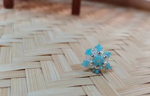 9月15日，手工活外發(fā)加工網(wǎng)，靈活就業(yè)好項目，開飾品加工廠，在手工之家，重合作、重服務(wù)就是敬業(yè)的體現(xiàn)，圖為飾品類串珠純手工產(chǎn)品剪影