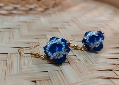 9月20日，手工活接單正規(guī)平臺(tái)，拿回家做的手工項(xiàng)目，開(kāi)飾品加工廠，在手工之家，加工人員如何銷售產(chǎn)品掙錢，圖為飾品類串珠純手工產(chǎn)品剪影