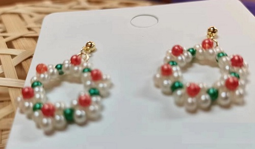 9月21日，可在家做的兼職手工活，想接正規(guī)廠家手工項(xiàng)目,開飾品加工廠，在手工之家，貼心服務(wù)讓人滿意，圖為飾品類串珠純手工產(chǎn)品剪影