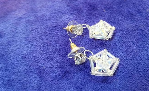 9月26日，手工活外發(fā)加工網(wǎng)，在家做串珠手工掙錢，開飾品加工廠，在手工之家，加工人員這樣做收入更好，圖為飾品類串珠純手工產(chǎn)品剪影