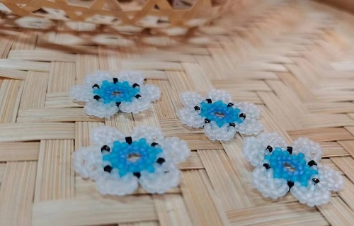 9月28日，手工活兼職招聘信息，在家做串珠手工項(xiàng)目掙錢，開飾品加工廠，中秋團(tuán)圓、休閑還能掙錢，在手工之家只需要這么干，圖為飾品類串珠純手工產(chǎn)品剪影