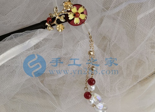 10月8日，手工活接單平臺(tái)，靈活就業(yè)的手工，開飾品加工廠，選擇手工之家的人越來越多，都做什么掙錢，圖為串珠米珠繡手工產(chǎn)品剪影