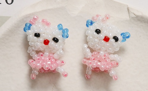 12月3日，外發(fā)手工活正規(guī)平臺，兼職手工在家可做，開飾品加工廠，在手工之家，來不來實地考察都一樣真實，圖為串珠米珠繡手工產(chǎn)品剪影