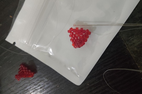 12月8日，外發(fā)加工接單平臺，靈活就業(yè)好手工項目，開飾品加工廠，在手工之家，產(chǎn)品和服務(wù)讓合作人員有底氣，圖為串珠米珠繡手工產(chǎn)品剪影