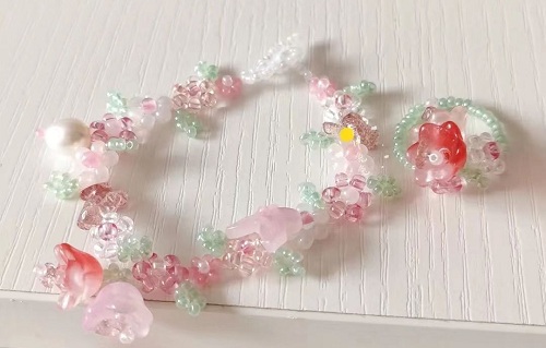 12月14日，手工活接單正規(guī)平臺，可靠的串珠手工，開飾品加工廠，在手工之家，貼心的服務就是個性化，圖為串珠米珠繡手工產(chǎn)品剪影