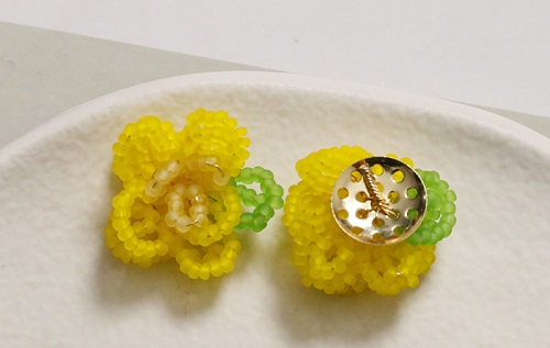 12月27日，外發(fā)手工活正規(guī)平臺，適合的串珠手工項(xiàng)目，開飾品加工廠，手工之家的創(chuàng)新成果大家共享，圖為飾品類串珠純手工產(chǎn)品剪影