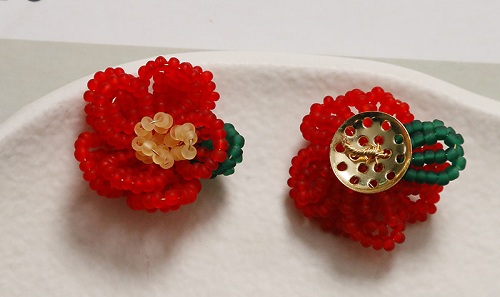 12月27日，外發(fā)手工活正規(guī)平臺，適合的串珠手工項(xiàng)目，開飾品加工廠，手工之家的創(chuàng)新成果大家共享，圖為飾品類串珠純手工產(chǎn)品剪影