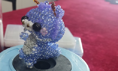1月7日，外發(fā)手工活正規(guī)平臺，居家手工串珠靈活就業(yè)，開飾品加工廠，在手工之家，純手工項(xiàng)目有特點(diǎn)，好合作，圖為飾品類串珠純手工產(chǎn)品剪影