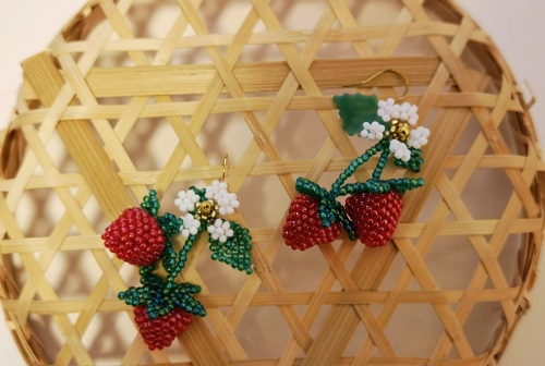 1月23日，手工活從哪里找廠家，想接正規(guī)廠家的手工項(xiàng)目，開飾品加工廠，手工之家的串珠純手工，大家都能做，圖為飾品類串珠純手工產(chǎn)品剪影
