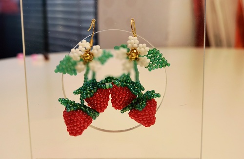 1月23日，手工活從哪里找廠家，想接正規(guī)廠家的手工項(xiàng)目，開飾品加工廠，手工之家的串珠純手工，大家都能做，圖為飾品類串珠純手工產(chǎn)品剪影