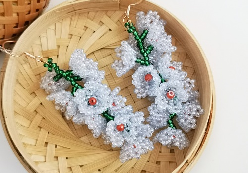 1月25日，在家能做的兼職正規(guī)，手工飾品加工廠掙錢，拿回家做的手工項(xiàng)目，手工之家是合作人員居家掙錢的依靠，圖為串珠米珠繡手工產(chǎn)品剪影