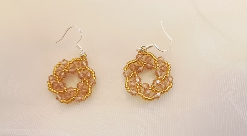 1月30日，家里干的手工活兼職，帶回家做的手工項(xiàng)目，開(kāi)飾品加工廠，手工之家的合作方式很多，圖為串珠米珠繡手工產(chǎn)品剪影
