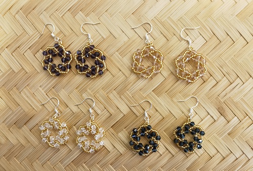 1月30日，家里干的手工活兼職，帶回家做的手工項(xiàng)目，開(kāi)飾品加工廠，手工之家的合作方式很多，圖為串珠米珠繡手工產(chǎn)品剪影