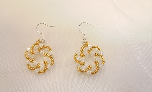 1月30日，家里干的手工活兼職，帶回家做的手工項(xiàng)目，開(kāi)飾品加工廠，手工之家的合作方式很多，圖為串珠米珠繡手工產(chǎn)品剪影