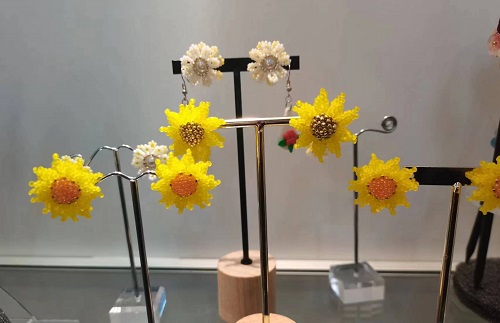 3月3日，兼職手工活外發(fā)加工在家可做，開飾品加工廠，靈活就業(yè)創(chuàng)業(yè)項目，在手工之家，多付出就有好收入，圖為串珠米珠繡手工產(chǎn)品剪影