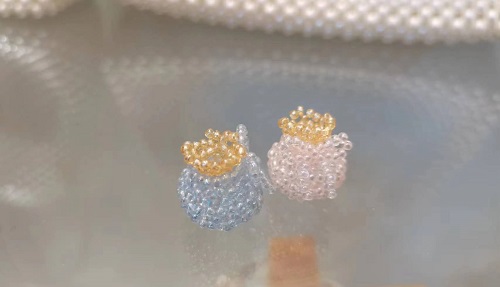 3月5日，手工活外發(fā)加工可靠嗎？在家做手工副業(yè)掙錢，開飾品加工廠，與手工之家合作，純手工的收入讓人放心，圖為串珠米珠繡手工產(chǎn)品剪影