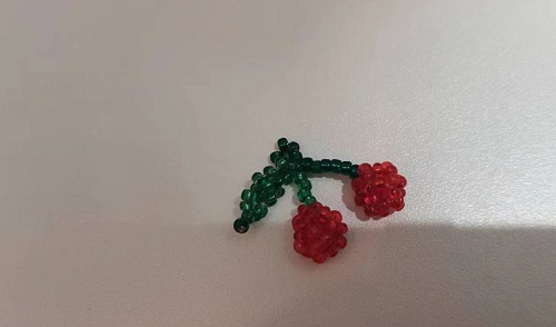 3月6日，在家能做的手工活兼職，正規(guī)可靠的手工副業(yè)，開飾品加工廠，選手工之家，合作共贏無障礙，圖為串珠米珠繡手工產(chǎn)品剪影
