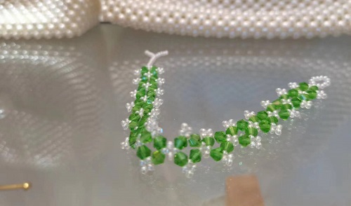 3月9日，在家做兼職的正規(guī)平臺，開飾品加工廠，居家手工好副業(yè)，與手工之家合作好好做有好回報(bào)，圖為串珠米珠繡手工產(chǎn)品剪影