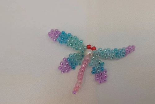 3月11日，正規(guī)手工活接單平臺，手工加工回收項(xiàng)目，開飾品加工廠，與手工之家合作，農(nóng)村城市各有優(yōu)勢，圖為串珠米珠繡手工產(chǎn)品剪影