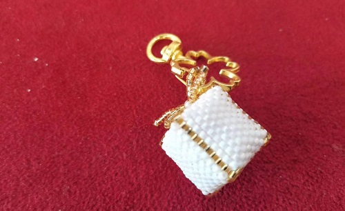 3月12日，手工活兼職可帶回家，手工靈活就業(yè)的好副業(yè)，開飾品加工廠，在手工之家，產(chǎn)品一直是事業(yè)的重點，圖為串珠米珠繡手工產(chǎn)品剪影