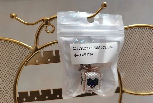 3月12日，手工活兼職可帶回家，手工靈活就業(yè)的好副業(yè)，開飾品加工廠，在手工之家，產(chǎn)品一直是事業(yè)的重點，圖為串珠米珠繡手工產(chǎn)品剪影