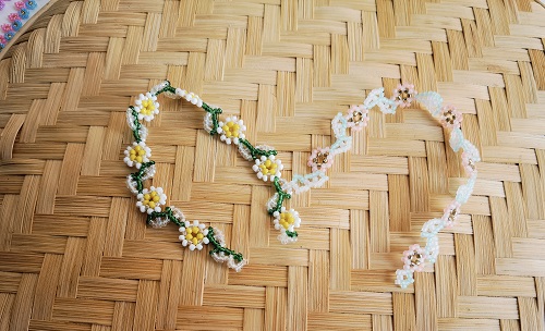 3月25日，靠譜手工兼職平臺(tái)，在家兼職正規(guī)的日結(jié)手工有沒有，開飾品加工廠，手工之家與合作人員合作共贏、相互成就，圖為串珠米珠繡手工產(chǎn)品剪影