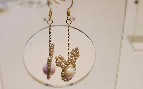3月30日，在家兼職手工活，靈活就業(yè)創(chuàng)業(yè)手工副業(yè)，開飾品加工廠，在手工之家，良好的合作來(lái)源大家的了解，圖為串珠米珠繡手工產(chǎn)品剪影