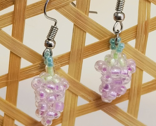 3月30日，在家兼職手工活，靈活就業(yè)創(chuàng)業(yè)手工副業(yè)，開飾品加工廠，在手工之家，良好的合作來(lái)源大家的了解，圖為串珠米珠繡手工產(chǎn)品剪影