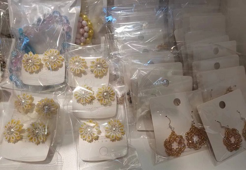 3月31日，附近有沒有兼職手工活，在家做的手工副業(yè)，開飾品加工廠，在手工之家，純手工項(xiàng)目很好做，圖為飾品類串珠手工產(chǎn)品剪影