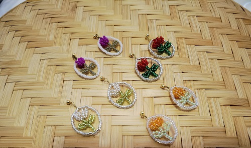4月1日，外發(fā)加工接單平臺(tái)，靈活就業(yè)好手工項(xiàng)目，開(kāi)飾品加工廠，在手工之家，怎么合作，大家說(shuō)了算，圖為串珠米珠繡手工產(chǎn)品剪影