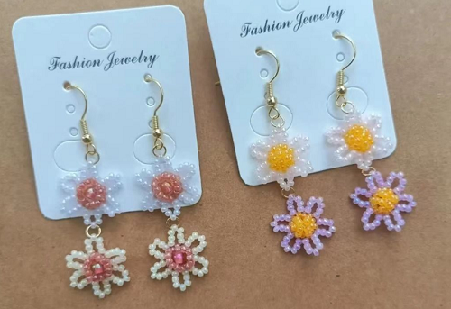 4月6日，手工活接單正規(guī)平臺(tái)，可靠的串珠手工，開飾品加工廠，在手工之家，時(shí)間越長(zhǎng)、合作越穩(wěn)、收入越好，圖為串珠米珠繡手工產(chǎn)品剪影