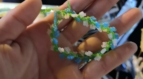 4月7日，在家可以做的兼職工作，拿回家做的手工項(xiàng)目，開飾品加工廠，在手工之家，產(chǎn)品選的好、收入會(huì)更好，圖為串珠米珠繡手工產(chǎn)品剪影