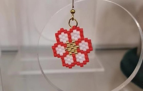 4月10日，手工活拿回家做在哪里找，居家就業(yè)好副業(yè)，在手工之家，純手工事業(yè)這樣合作，圖為串珠米珠繡手工產(chǎn)品剪影