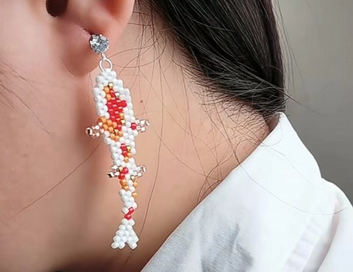 4月15日，家里干的手工活兼職，純手工加工項(xiàng)目，開飾品加工廠，在手工之家，做兩種業(yè)務(wù)收入更好，圖為飾品類串珠純手工產(chǎn)品剪影